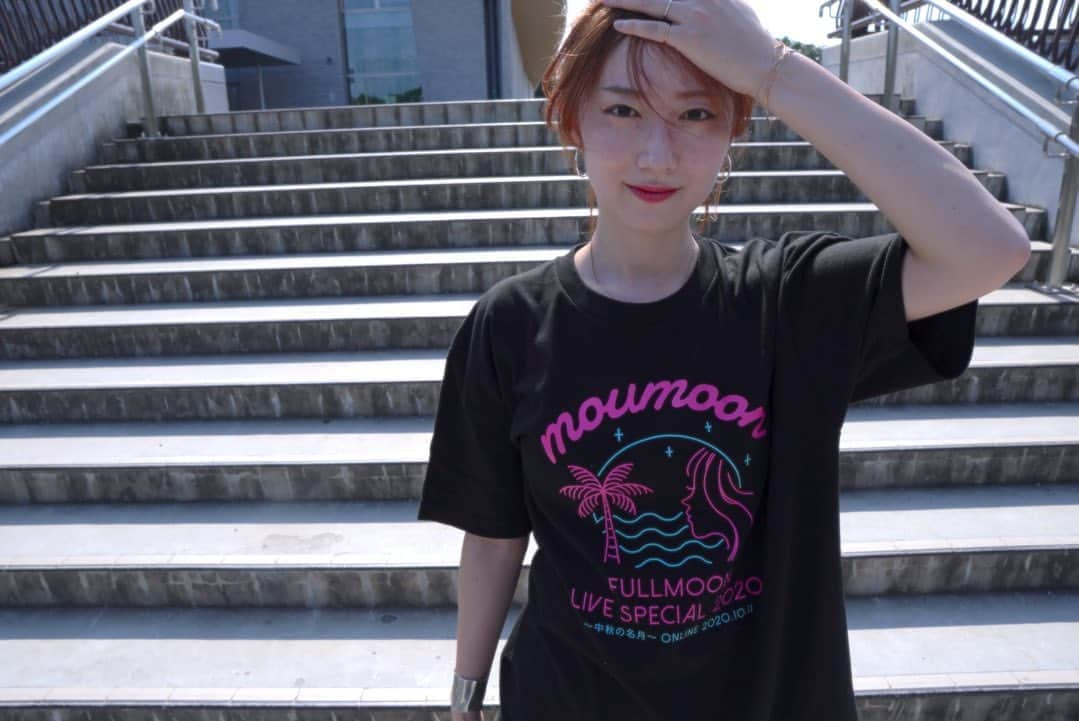 YUKA さんのインスタグラム写真 - (YUKA Instagram)「FULLMOON LIVE SPECIAL 中秋の名月2020 ONLINEの グッズTシャツが完成しました♡  こちらは黒バージョン☺️ ぜひこれを一緒に着てライブ鑑賞してね✨✨ (※着ているのはLサイズです)  ご購入に関する詳しい情報はmoumoonのオフィシャルサイトをご覧ください❣️  #moumoon #fullmoonlive #中秋の名月 #Tシャツ #月が綺麗な夜に会おう」8月14日 16時34分 - yukamoumoon