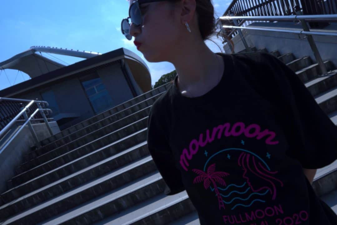 YUKA さんのインスタグラム写真 - (YUKA Instagram)「FULLMOON LIVE SPECIAL 中秋の名月2020 ONLINEの グッズTシャツが完成しました♡  こちらは黒バージョン☺️ ぜひこれを一緒に着てライブ鑑賞してね✨✨ (※着ているのはLサイズです)  ご購入に関する詳しい情報はmoumoonのオフィシャルサイトをご覧ください❣️  #moumoon #fullmoonlive #中秋の名月 #Tシャツ #月が綺麗な夜に会おう」8月14日 16時34分 - yukamoumoon