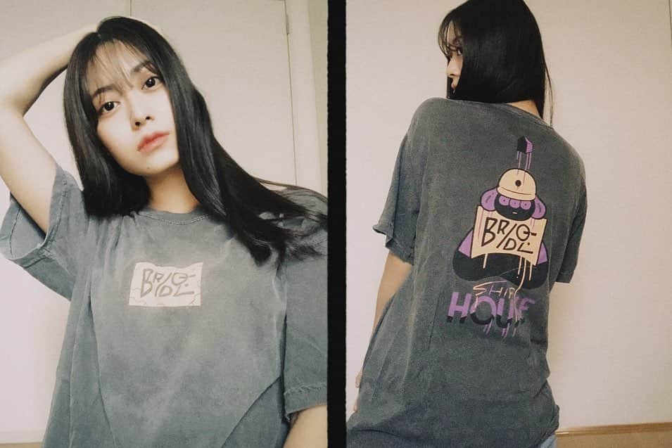 松岡美沙のインスタグラム：「👚 . . やっぱ夏はTシャツ派~、 かわいいの見つけるとついつい買ってしまうのでTシャツだらけです😌💭 . 昨年より暑い夏で、体調管理を今まで以上に気をつけないといけない気がしてます💭 皆さんも気をつけて、元気に次の季節を迎えられますように. . . . #👕  #tシャツ  #bridgeshiphouse  #nikesb  #uniqlo  #verdy」