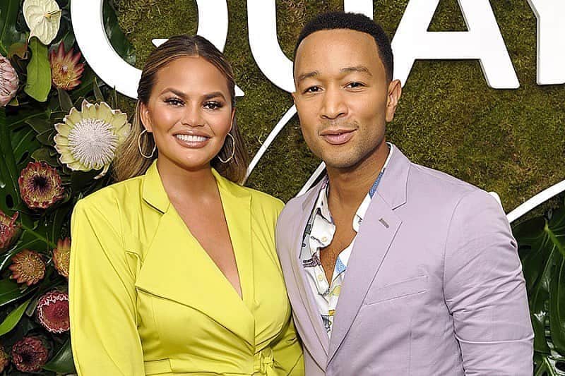 のインスタグラム：「ジョン・レジェンド＆クリッシー・テイゲン夫妻﻿ 第3子の妊娠発表 💜🧡🤍﻿ ﻿ 📸: @gettyentertainment」