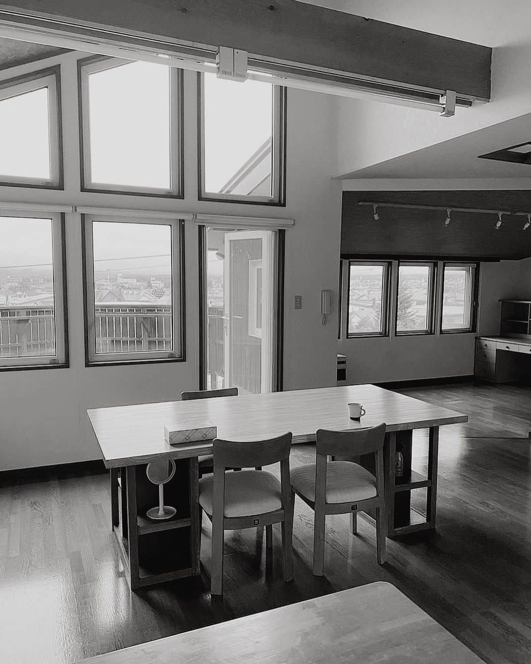 滝沢結貴のインスタグラム：「📍our second house ﻿ 父が設計した、北海道のセカンドハウス。﻿ コンクリートジャングルにいると、たまに自然が恋しくなる。落ち着いたら、行きたいな☺️🌍💙」