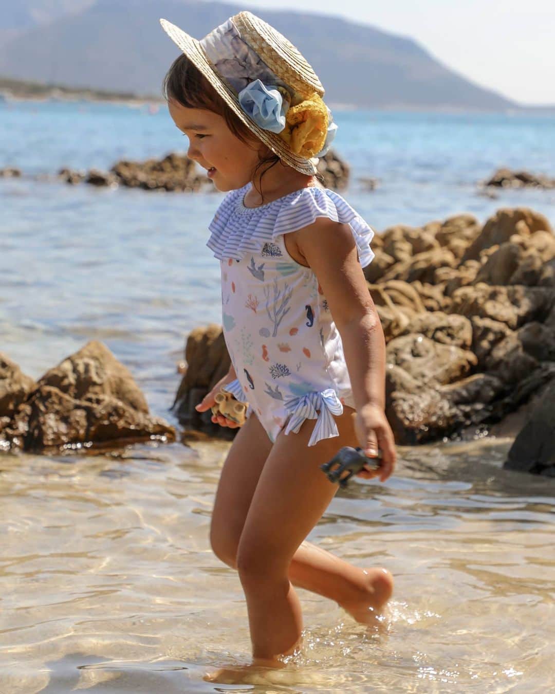 Mariko Kuoさんのインスタグラム写真 - (Mariko KuoInstagram)「My little cherub on the beach 🐚  Ayame's wearing this cute little swimsuit and hat from @patachou. She absolutely loves the print which includes seahorses, her favourite sea creature (gifted*)」8月14日 16時41分 - marikokuo