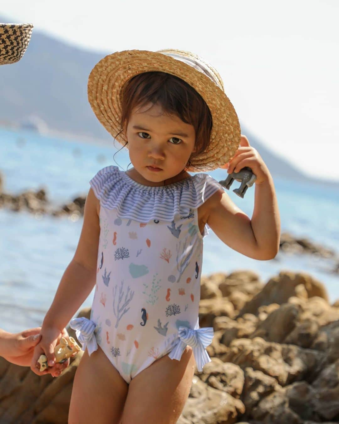 Mariko Kuoさんのインスタグラム写真 - (Mariko KuoInstagram)「My little cherub on the beach 🐚  Ayame's wearing this cute little swimsuit and hat from @patachou. She absolutely loves the print which includes seahorses, her favourite sea creature (gifted*)」8月14日 16時41分 - marikokuo