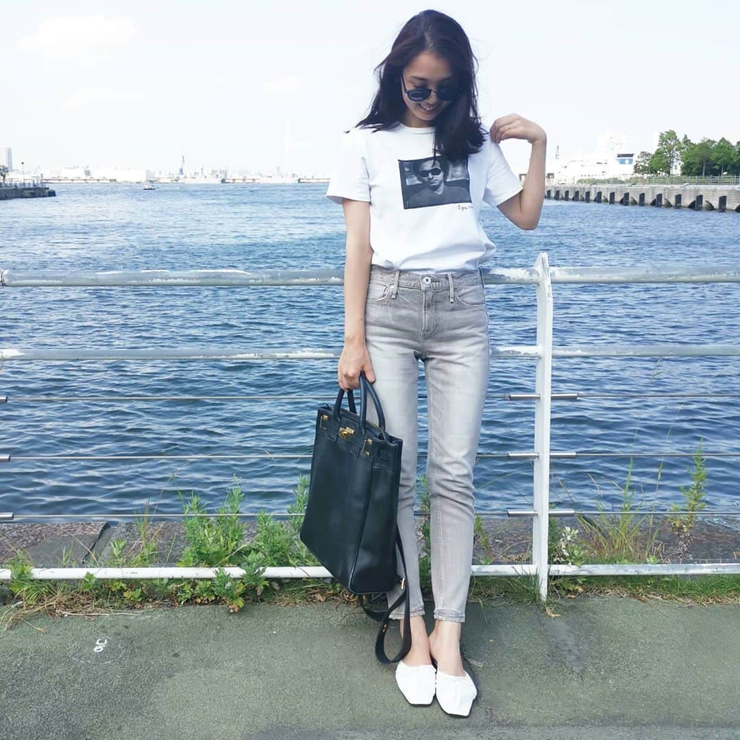 ayaka8880のインスタグラム：「. . ルージュヴィフ別注アッパーハイツのデニムが美脚になりすぎて、激推し投稿😤 . デニムに珍しいベージュは、ロングのドレスシャツと合わせたら説明会でもいけそうなくらいキレイめに仕上がる。 . サイズは22とワンサイズ小さめを選びました。 . 抜群の伸縮性、1週間履くとワンサイズ伸びてくるらしい。 . 柔らかい履き心地で暑い日でも履いていられるー！ . 久々のヒットデニム🔥 . #デニム #アッパーハイツ #ルージュヴィフ」