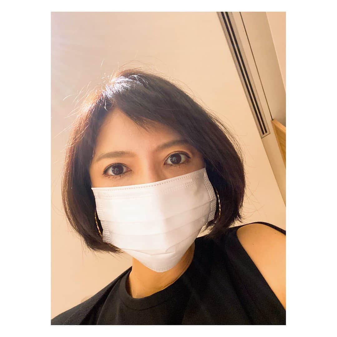 望月理恵さんのインスタグラム写真 - (望月理恵Instagram)「この暑さでマスクはしんどいですね。 何かいい方法はないものか！  #マスクから汗が垂れました #今日も暑かった いや、まだ暑い　夜も暑い 明日も暑い  #皆さま熱中症にはお気をつけください」8月14日 16時57分 - mochiee28