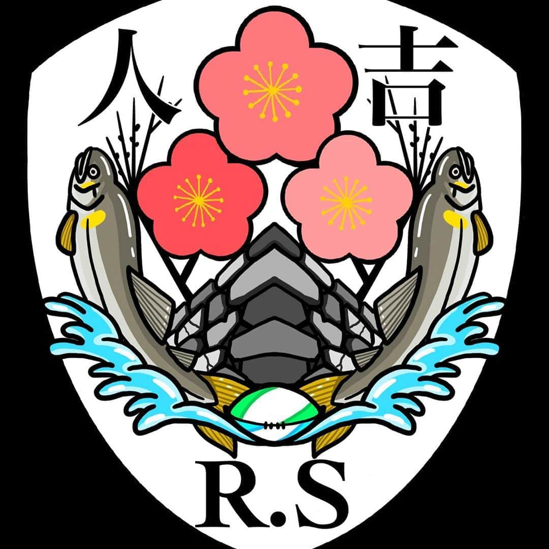 浅原拓真さんのインスタグラム写真 - (浅原拓真Instagram)「@kitagawa5555 の紹介で熊本県は人吉市のラグビースクールのロゴとジャージのデザインをさせて頂きました！ 自分自身ほぼ初めてのロゴ作りでしたが、代表の方のお話を聞きながら人吉市の花である、梅、石垣、綺麗な川にしか生息しない鮎を組み込んだロゴが出来ました！凄く思いの詰まったロゴにすることが出来てホッとしております！笑  以下詳細になりますのでよかったらお読みください。  熊本県に今年から人吉ラグビースクールが立ち上がりましたが、コロナと水害の影響で練習すらまだスタートできていない状態です。 子供達がこれから楽しくラグビーをスタートできるように何かサポートできないかなと 考えた結果…『人吉ラグビースクールのオリジナルジャージをプレゼントしたい‼️』と思いました。オリジナルジャージのデザインはラグビー界のデザイナーである浅原選手@buzzがチームロゴとジャージのデザインを作ってくれました。めっちゃかっこいい‼️ これとほぼ同じデザインの応援Tシャツを販売し、その売り上げをジャージの費用にあてたいと思います。応援Tシャツの販売については近日中に紹介します。」8月14日 16時59分 - buzz_asahara