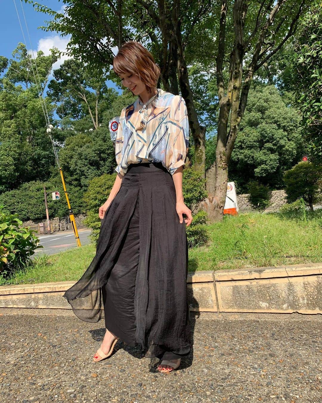 村田千弥さんのインスタグラム写真 - (村田千弥Instagram)「今日のきらきん衣装🌼 煌く銀糸が美しい #ネックスカーフ の #シアーブラウストップス に、#ベールドッキングワイドパンツ を合わせています。 一見するとスカートですが、実はベールの下はパンツスタイルになっています！ パンツの素材はシャリ感があって、真夏に汗をかいても体に貼りつきにくく、爽やかに着られますよ✨ @frenchpave_official さん、いつもありがとうございます💕  #テレビ衣装 #アナウンサー衣装 #frenchpave #cawaii #ファッション #きれいめコーデ #オフィスコーデ #アラサーコーデ #大人コーデ #パンツスタイル #スカート見えパンツ #ootd #fashion #kyoto #kbs京都 #きらきん」8月14日 16時59分 - chr.0429