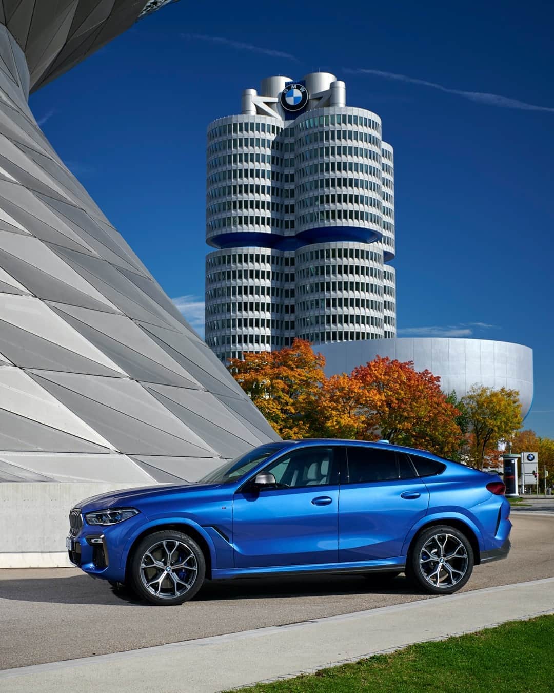 BMWのインスタグラム：「“Freedom lies in being bold.”  ― Robert Frost The BMW X6. #TheX6 #BMW #X6 __ BMW X6 M50i: Fuel consumption in l/100 km (combined): 10.7–10.4. CO2 emissions in g/km (combined): 243–237. Further information: www.bmw.com/disclaimer.  	 Acceleration (0-100 km/h): 4.3 s. Power: 390 kW, 530 hp, 750 Nm. Top speed (limited): 250 km/h.」