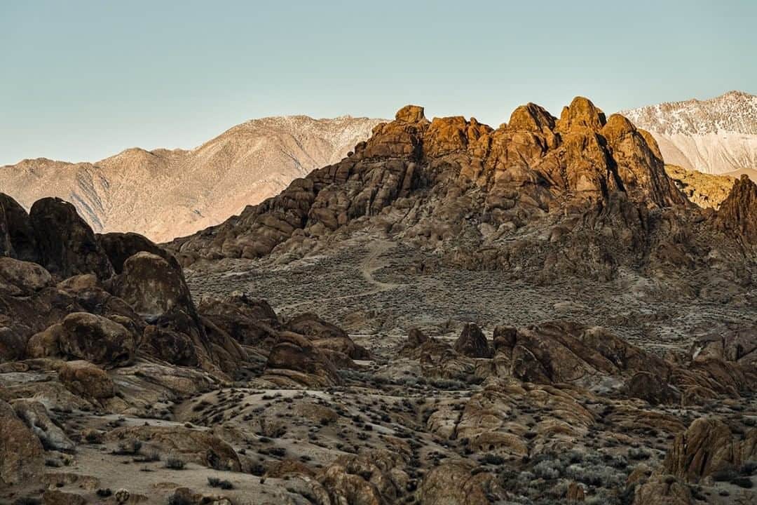 National Geographic Travelさんのインスタグラム写真 - (National Geographic TravelInstagram)「Photo by Matt Borowick @mborowick  The Alabama Hills can be found just outside the small town of Lone Pine in Southern California. Drenched in sunlight at the end of the day, these hills of broken rock and boulders are just some of the wild landscapes you can expect when hiking around this topographical maze. Follow @mborowick for more pictures like this. #sunset #wild #adventure #california #alabamahills」8月14日 17時08分 - natgeotravel