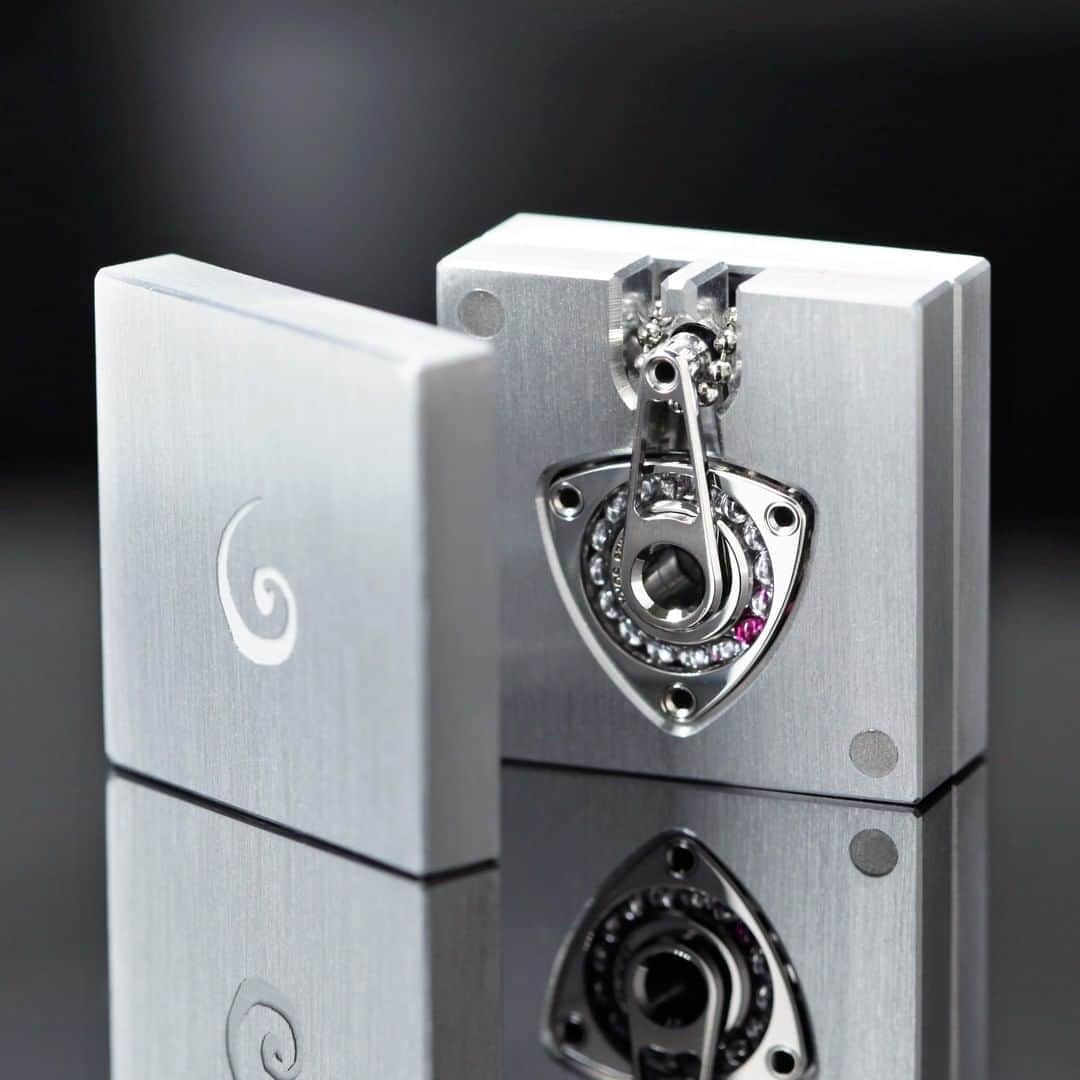 SORA ≪SORA表参道の公式アカウント≫のインスタグラム：「@sora_omotesando . 【BEARING-REULEAUX-ベアリングルーロー-】 機械製品として幅広く使用される玉軸受 「ボールベアリング」をペンダントにしました。  球体は合成サファイアを使用し、 ルーロー部分が実際に回転するギミック付き！  さらに、ペンダントがぴったり収まる 専用ケース付属が付属しているなど、 どこまでもメカ好きの心をくすぐる 唯一無二のペンダントです。  ▼BEARING-REULEAUX-ベアリングルーロー- https://www.sora-w.com/gallery/anniversary/bearing-reuleaux/ --------------- ▽幸せのおまじない「サムシングブルーフェア」 https://www.sora-w.com/event/somethingblue/ ▽全国の取扱店をご紹介 https://www.sora-w.com/shop/retailers/ ▽SORA公式サイトはTOPのURLからcheck * >>> @sora_omotesando . --------------- ぜひ『 #結婚指輪sora 』のハッシュタグで SORAの写真を投稿してくださいね＊* こちらのアカウントでリグラムさせていただきます♪ . #結婚指輪 #婚約指輪 #指輪 #表参道 #オーダーメイド #プレ花嫁 #ブライダル #ウェディング #手作り #bridal #wedding #マリッジリング #エンゲージリング #金属アレルギー #金属アレルギー対応 #bridalring #ring #weddingring #手作り指輪 #Jewelry #2020夏婚 #2020秋婚 #Marriage #記念日 #ダイヤモンド #サファイア #ペンダント #ネックレス #pendant」