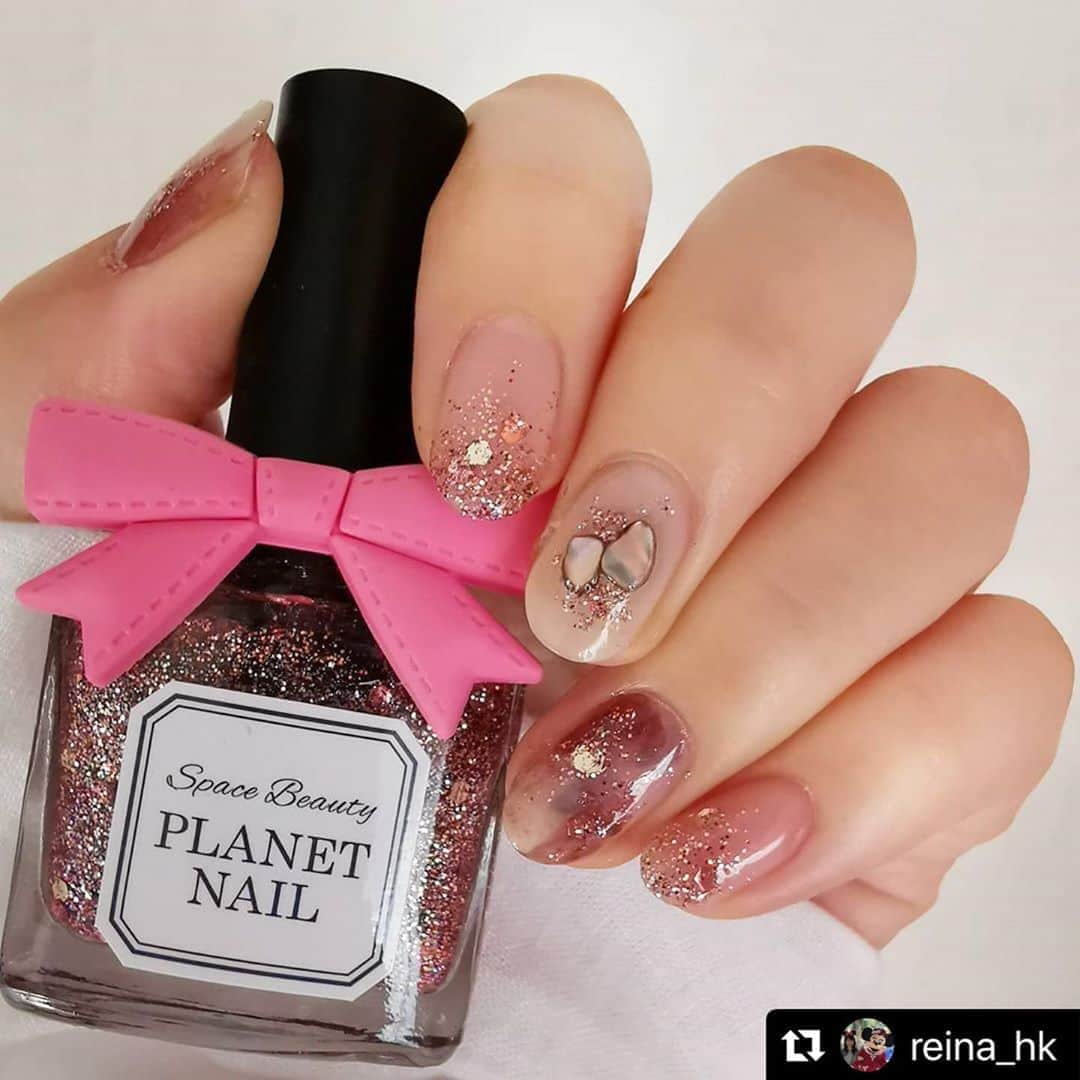 【PLANET NAIL（プラネット ネイル）】公式さんのインスタグラム写真 - (【PLANET NAIL（プラネット ネイル）】公式Instagram)「@reina_hk さん PLANET NAIL Basic Line PLB27 銀河の遊歩道 を使用したネイルアレンジのご紹介ありがとうございます💅 ・ #Repost @reina_hk with @make_repost ・・・ @planet.jp よりポリッシュをお試しさせていただきました💕  まずは#銀河の遊歩道 ピンクのラメがざっくりで刷毛でさっと塗っただけでも綺麗につきます💅🏻 大きめのホロが角度によって輝いてまた綺麗💖 思わず全部の爪に乗せちゃいました✨ リボンが私が昔買ったものは布？だったのですがシリコンで取り外しができるようになってました。私はそのまま塗ったけど😂パッケージも可愛いし、ちょっとしたプレゼントにもよさそう💕  そしてネイルタウンで買ったストーンがアースカラーでいい感じ💖私の小爪にちょうどいい大きさで重宝しそう😊  #planetnail 銀河の遊歩道  #planet_jp #プラネットネイル #プラネットネイル #セルフネイル #ショートネイル #ラメネイル #ピンクネイル #ネイルタウン #シェルネイル #夏ネイル #もやもやネイル #ニュアンスネイル #ピンクラメ #マニキュア #ポリッシュネイル」8月14日 17時15分 - planet.jp