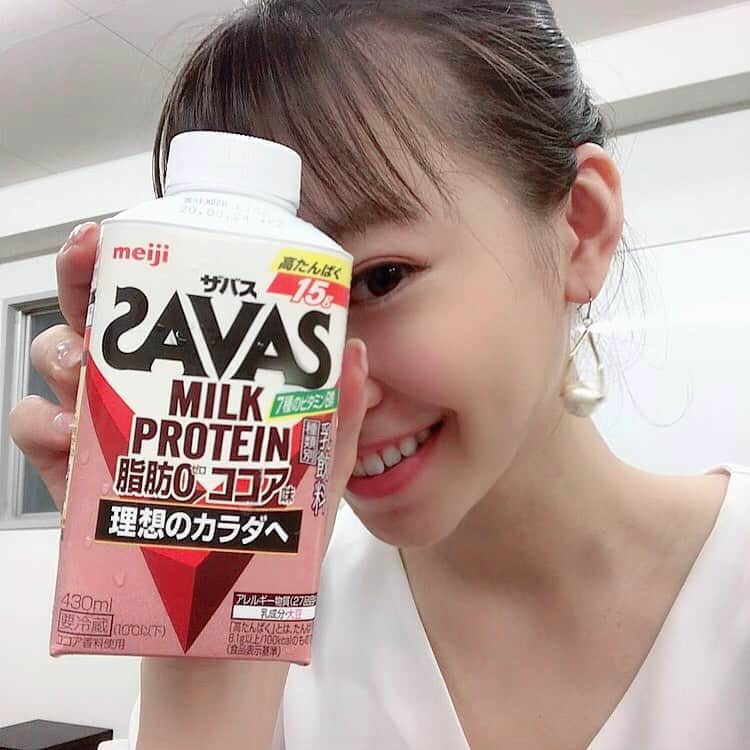 のインスタグラム：「😎 . . 今日の仕事のお供は  SAVASのミルクプロテイン✨  初めて飲んだ😍👍  そして最近、集中力のムラが尋常じゃない😂 . . 今日は珍しくスイッチ入ってくれて、全然終わらなかったある作業があっという間に終わったよ🤷‍♂️ . . 今までの進まなさは何だったのかと思うくらい。笑  とりあえず良かった🍀 . . #パーソナルトレーニング #パーソナル #ジム #gym #肉体改造 #ダイエット #diet #training #プロテイン #protein #savas #ココア #美味しい」