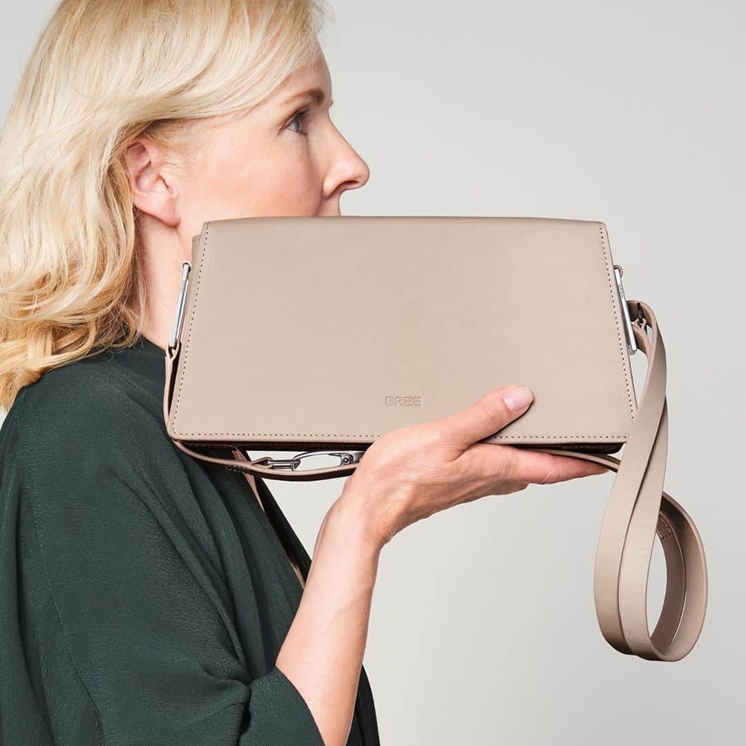 ブリーのインスタグラム：「Hello, gorgeous! To celebrate the festivities of our 50th anniversary, we created a collection that honors our history. Modern design played a very important role from the very first beginning. This is ZOU, one of the products from our birthday collection. This series represents modern design at its best with their clear and minimalistic shape. . . . Special thanks to: @marvin_kampermann @yilmazaktepestyle @williamgiovanni @sony  #50yearsofbree #anniversary #breesince1970 #madetomakeadifference #breevolution #handbags #leatherbags #purequality #purefashion #sustainablefashion」