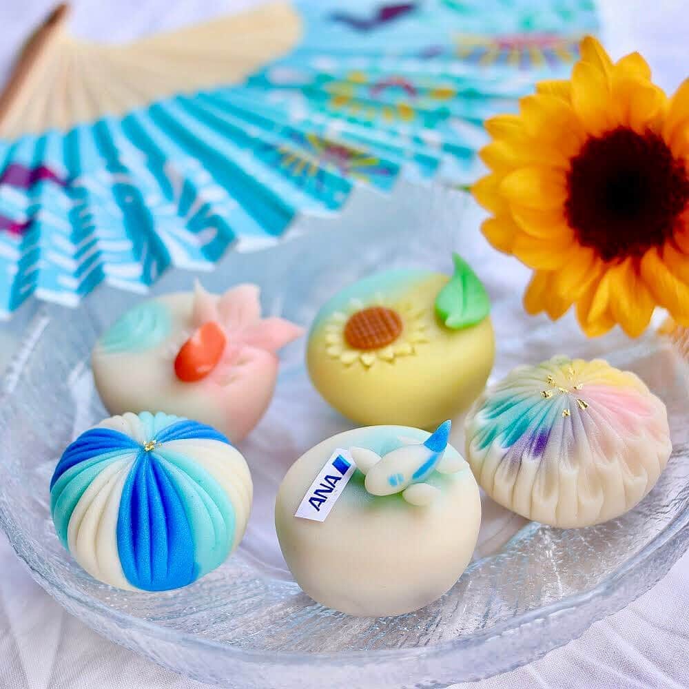 ANAのインスタグラム：「涼やかな夏﻿✨ ﻿ #涼をお届け #夏の風物詩 #詰め合わせ #夏の和菓子 #和スイーツ #デコスイーツ #おうちカフェ #お菓子作り好きな人と繋がりたい #クッキングラム #キャラフード #ひまわり #金魚 #扇子 #和菓子 #和菓子作り #山形和菓子 #土屋タダヒロ #anaタビキブン #sweets #wagashi #summer #cafe #blue #anablue #japantrip #ana_jp ﻿ ﻿ 旅の思い出は「#anaタビキブン 」をつけて投稿してね💙インスタやANAの各メディアでご紹介していきます✈️」