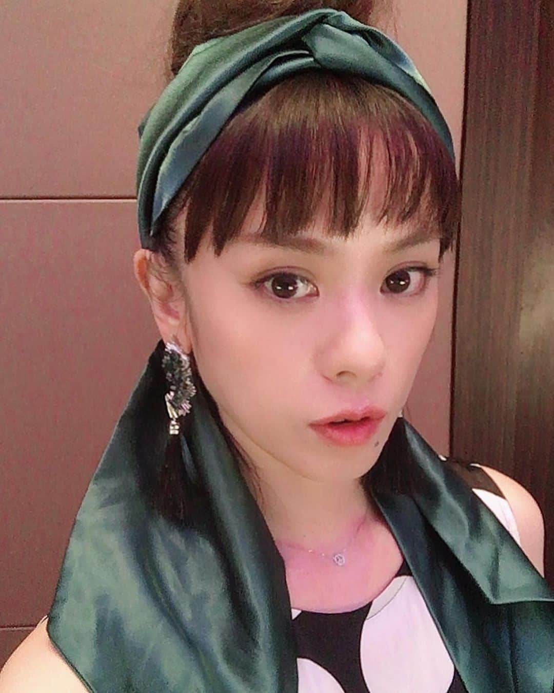 azumiのインスタグラム：「先日の @tokyo.music.cruise 衣装。ターバンブーム中。TOGAのイヤリングと色を合わせた。  all-in-one #plumpynuts  earring @togaarchives  bangle #togapulla  sandal @jimmychoo   #tunobyazumi  #wyolica #azumi #tmc2020 #ライブ衣装 #jumpsuit #allinone #hairarrange」