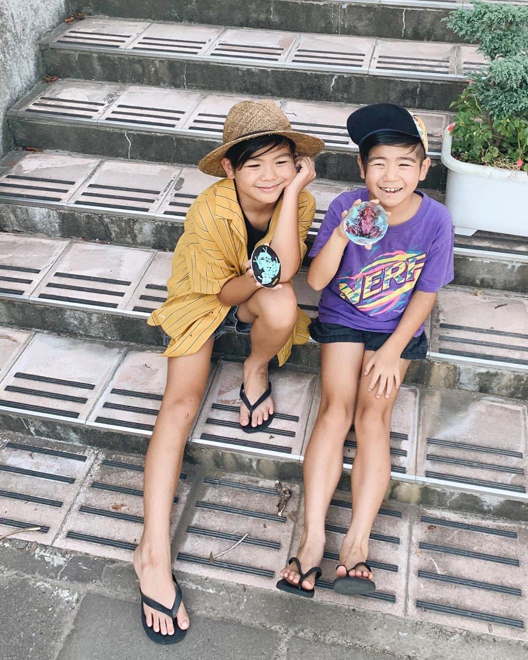 のインスタグラム：「♡︎ʾʾ 毎年恒例になりつつある 夏の自由研究イベント☺︎ 📍 #ふじのくに地球環境史ミュージアム  . 無事当選出来たので 息子たちと行ってきたよ♡ 今年は“3Dプリンター模型の着色“に参加☺︎🎶 . 大好きなカエルの (我が家で飼っているのは グリーンアルビノツノガエル🐸) リアルな摸型に大興奮な丸顔たち👦🏽👦🏽❤️ . アクリル絵具で着色するんだけど とにかく個性的な色合いで 芸術的作品ができました😂❤️ . . 帰りに館内で開催されている クロスワードパズルも参加☺︎🎶 高校だった校舎をリノベーションした広い敷地内には 生物の歴史や仕組みの展示物、 昆虫などの標本もいっぱい☺︎ 生き物好きなお子さんにはオススメです♡ . 入り口で体温チェック&消毒 一教室に8人までの人数制限 マスク着用必須とコロナ対策もしっかりしていました。 期間は不明ですが 静岡と山梨の方は入場料が半額になるそうです🗻✨ . . . #丸顔の休日#丸顔の夏休み #自由研究#3Dプリンター#キッズコーデ#キッズモデル#kidsfashion #kidsmodel #兄弟コーデ#兄弟#ふじのくに地球環境史ミュージアム #静岡市#静岡観光#丸顔しぞーか」