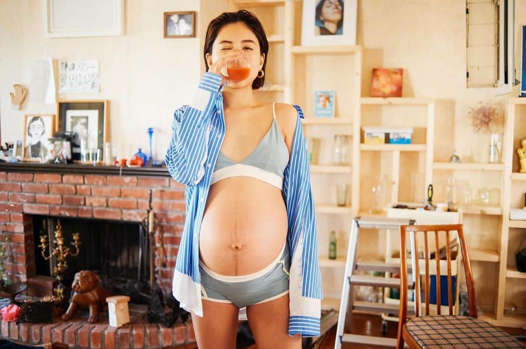 花盛友里のインスタグラム：「いつかのラブリちゃんマタニティフォト♡ 着てくれてるのはわたしがコラボで作った下着だよー！ 授乳に慣れてるママなら授乳も可能♡ 乳首目立たないように乳首のところだけ分厚く作ってるところが最大ポイントー！」
