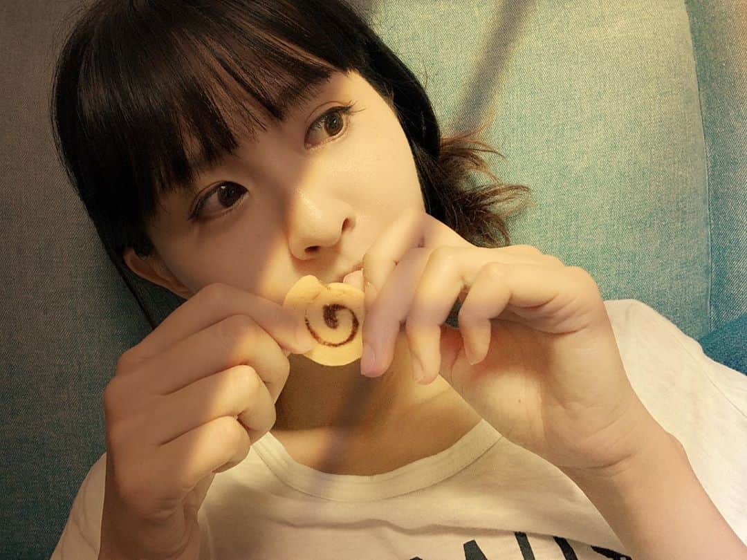 リサ のインスタグラム：「友達のスタジオでクッキー食べているだけのわたし、お盆、お盆？？🍪🌀 最近、リゼロを観はじめたよ(からの、最新回待ち)」