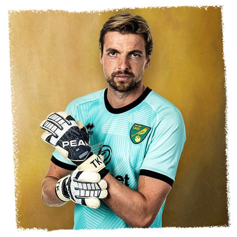 ティム・クルルのインスタグラム：「New Gk kit for the 2020/2021 season 👌🏻💪🏻📸.. What do you guys think ? 🔰🟢🟡 #newseason」