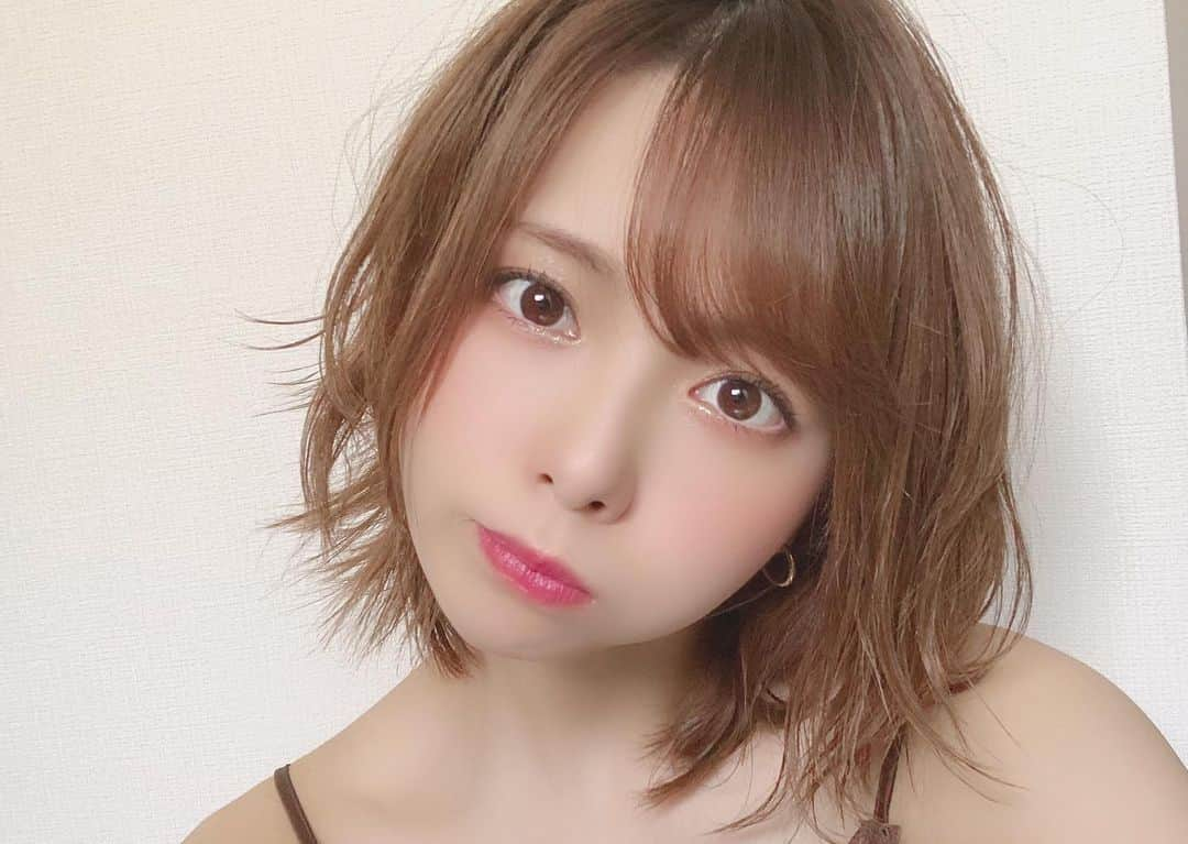 西村歩乃果さんのインスタグラム写真 - (西村歩乃果Instagram)「ショートのヘアアレンジ 得意です🤗 自分のセットが一番可愛く出来る自信ある。笑笑  本日19:00〜21:00 abema ボートレース  「クロちゃんのボート女子育成計画」です！  毎週金曜 レギュラーのクロちゃんと私、 そしてラスアイメンバー1人のゲストを迎え クロちゃんと予想バトルをしています😎🚤  なんやかんや言いつつ、 リモートより 一緒の部屋での収録が楽しい。  #abema  #ヘアアレンジ　#ショート　#beauty #ショートアレンジ　 #何事もバランス」8月14日 17時32分 - honoka.n28