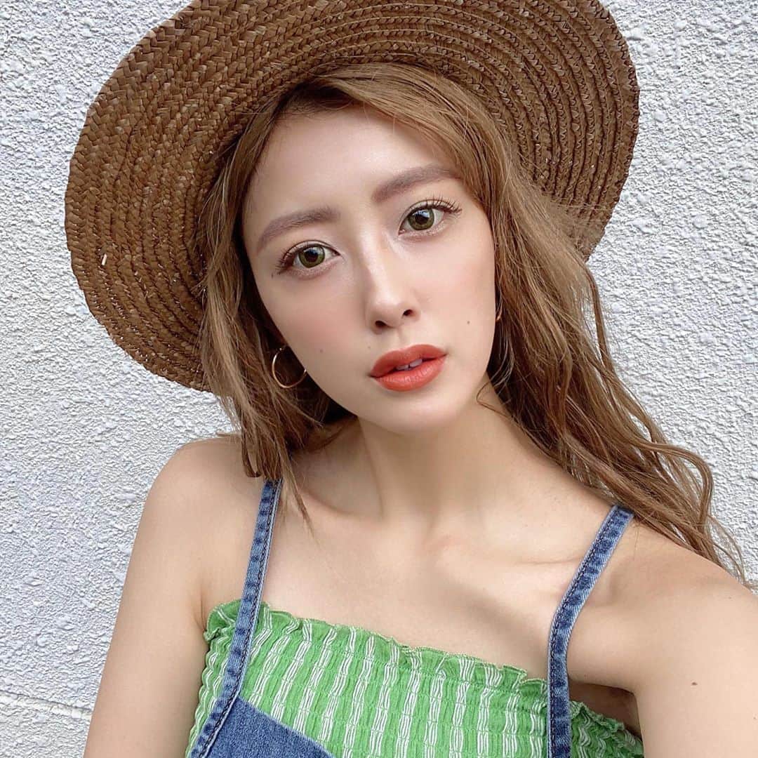 のインスタグラム：「🍈what I am today🍈﻿ ﻿ #みやフク　⛅️﻿ dress: @lveu.official ﻿ tops: @forever21 ﻿ bag: @king_chi / @unsung_kingchi ﻿ jewelry: @plume.accessory 🧺﻿ ﻿ ちょっと焼けたかも〜🤟🏽🌵🌞🌻」