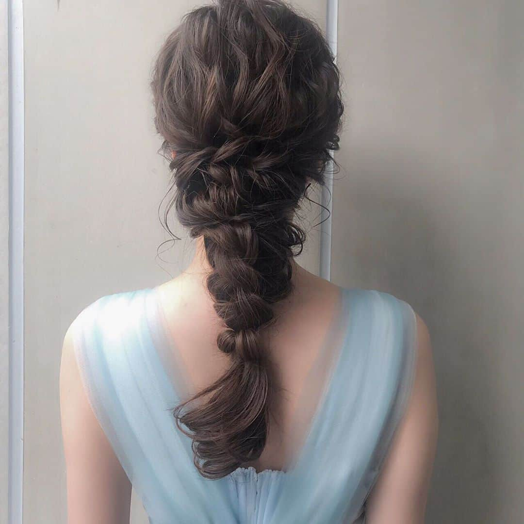 相場詩織さんのインスタグラム写真 - (相場詩織Instagram)「みやっちさんのヘアアレンジが好評なので﻿ 過去のヘアアレンジもご紹介します💇‍♀️﻿ ﻿ こちらはエビフライヘア🍤﻿ ﻿ 前から見るとスッキリおくれ毛が可愛い髪型ですが﻿ 後ろからみると凝っていてお洒落でかわいい💕﻿ ﻿ #ヘアアレンジ #まとめ髪 #ナチュラルメイク﻿ #清楚メイク #アナウンサーメイク #アナウンサー﻿ #撮影 #ウェディングドレス #モデル﻿ #ブライダルヘア #ブライダルモデル #ウェディングフォト #ウェディングドレス試着  ﻿ ﻿」8月14日 17時34分 - shioriaiba0801