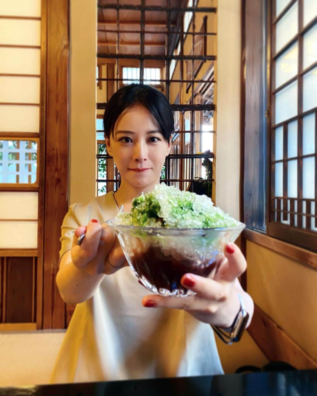 神室舞衣のインスタグラム：「🍧 #宇治金時 氷の下にあんこが隠れていて食べる側のわくわくをくすぐるのがお上手です。 そりゃぁ寄り目にもなりますよ☺️」
