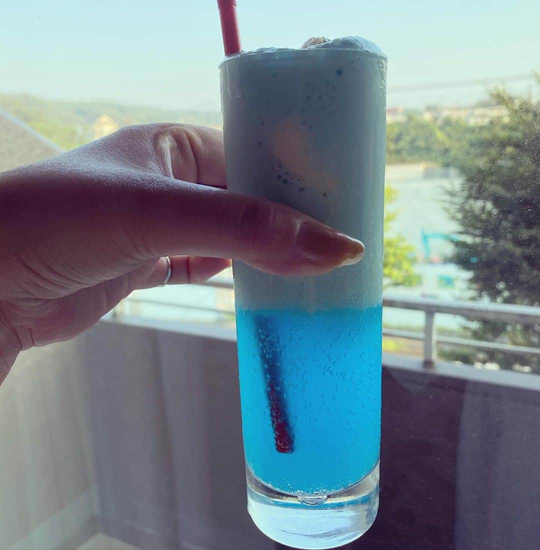 こまけいこのインスタグラム：「クリームソーダ作ったら半分泡💦 アイス入れ過ぎか？」