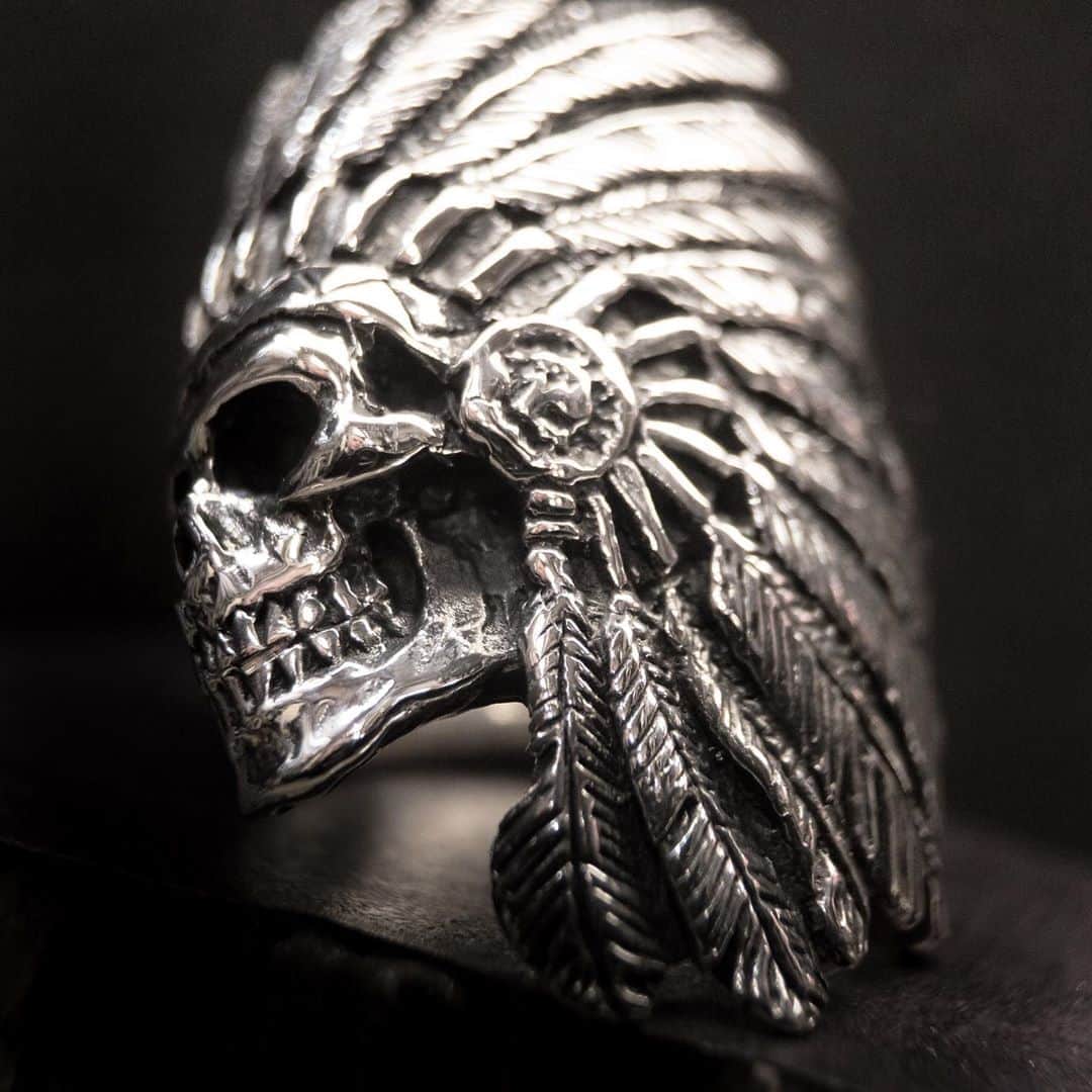 クレイジーピッグさんのインスタグラム写真 - (クレイジーピッグInstagram)「Always a classic 💀 ring #ghost #chief #feather #headdress #heavymetal #rocknroll #gothic #fulljaw #skull #ring #silver」8月14日 17時38分 - crazypigdesignslondon