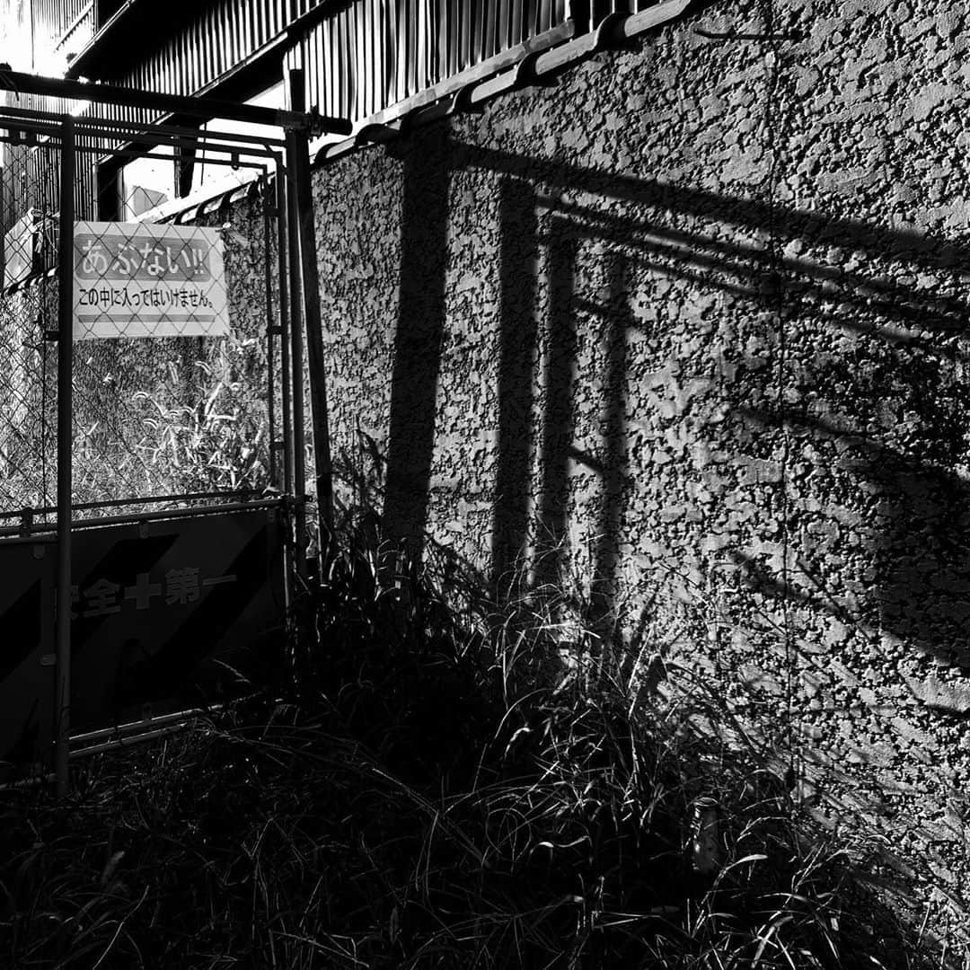 naotakeのインスタグラム：「立入禁止 - No trespassing / iPhone XR & Snapseed, 20200815 . . 夏休み最後の日は大好きな餃子を食べて穏やかに過ごす。 . . #spicollective #royalsnappingartists #infamous_family #rsa_main #infinity_photo_cult #2_fineart #jp_gallery_member #jp_gallery_bnw #trb_bnw #wp_bnw  #bnw_life #bnwlife_member #bnw_life_shots #bnw_captures #world_bnw #top_bnw #team_jp_ #team_jp_モノクロ #ig_energy_bw #ig_nihon #streetphotographybnw #igersjp #blackandwhite #bnw #bnwphoto #monochrome #bw #bnwphotography #ShotOniPhone #shotoniphonexr」
