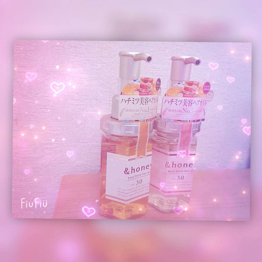 小泉遥香のインスタグラム：「最近使ってるヘアオイル🍯💗✨  すっごくいい匂いがして、しっとりツヤツヤで綺麗な髪の毛になるよ✨  ハチミツが入ってるから、ただのヘアオイルじゃなくて保湿してくれる感じもあって良き🍯💗✨  はるハチミツも好きだしハチミツの匂いも好きだからどタイプだった！！ 匂いクンクンした時に両方好きすぎて思わず2個とも買っちゃってほぼ毎日使ってるんだけど、個人的には写真奥の薄い色の方が匂いはお気に入りかな💗  でもほんとにどっちも好きだからその日の気分に合わせて両方使ってるよー！！！！  気になった方はぜひ💗✨  #Instaharum #&Honey #アンドハニー #ヘアオイル #ハチミツ #ﾊﾁﾐﾂｩ(｢🍯･ω･)｢🍯 #これで私もいい女 #おはる #超とき宣 #小泉遥香」