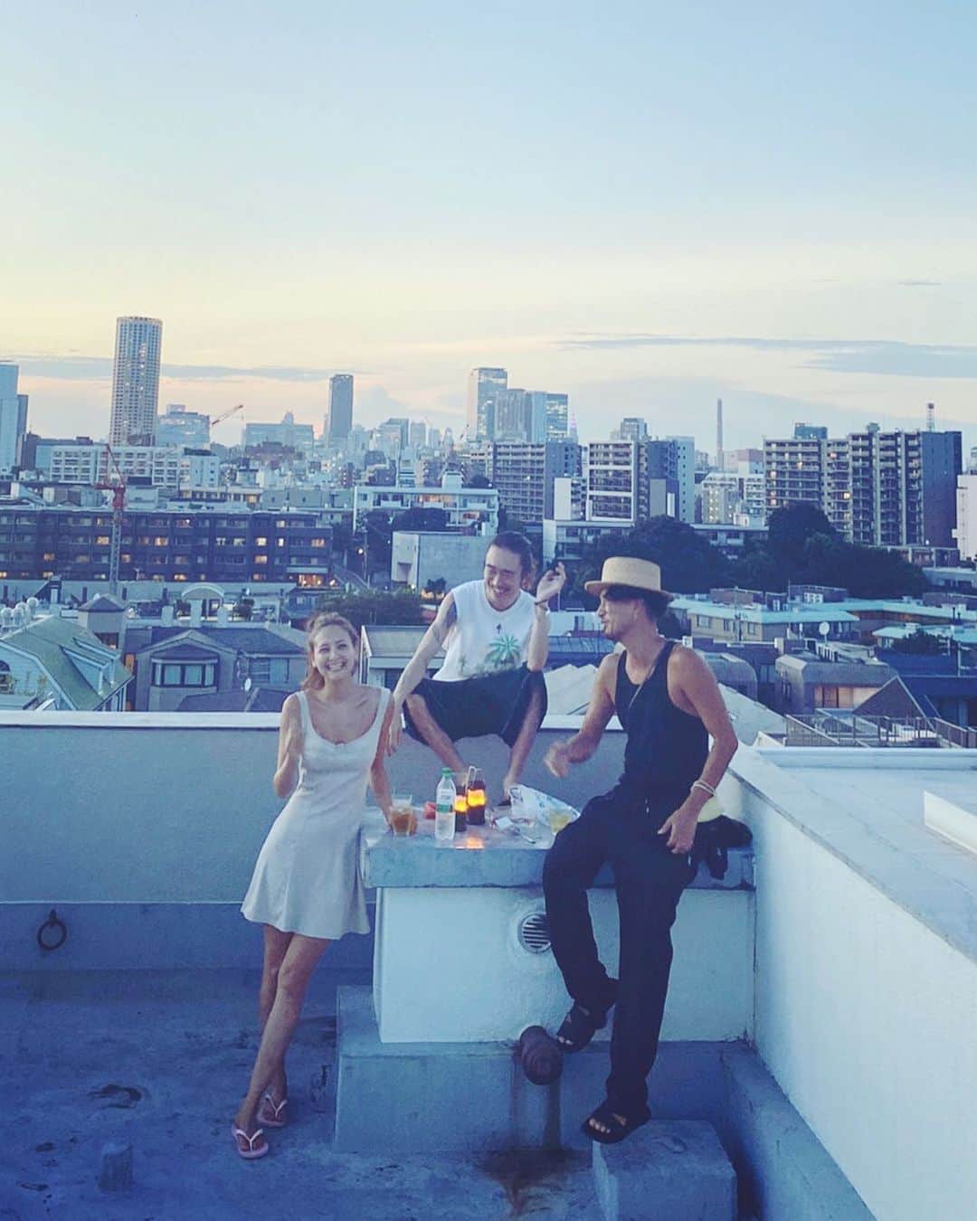 のインスタグラム：「今後どうなるか分からない未来への不安は募るばかりだけど、なんでも話せる家族や一緒に大笑いしたり語ったり寄り添える友達と笑顔で過ごせてる日々に感謝  📸 @tokyodandy #tokyolife2020」