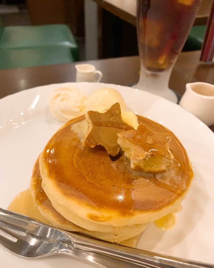 愛純もえりのインスタグラム：「⭐️型にくり抜かれた ホットケーキ🥞　かわゆ  ここのアイスコーヒー美味しかったなぁ また行こう✨  スイーツとビールジョッキ  うん、この振り幅が私にはちょうど良い 🎂🍺」