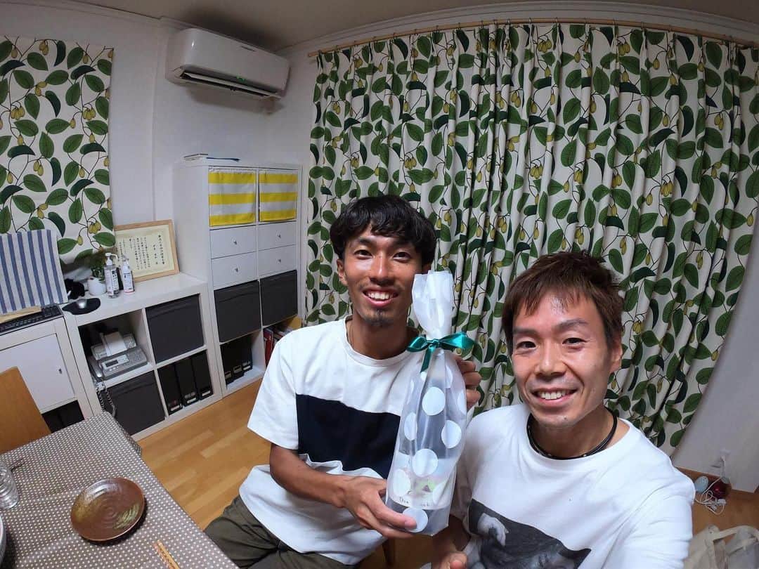 安間佐千さんのインスタグラム写真 - (安間佐千Instagram)「秀さん、独立15周年おめでとうございます🎉先日は心温まるお祝いの時間を過ごさせていただきました。少しばかり、昔の話でも書いてみようと思います。  Congratulations Hide on the 15th anniversary as a personal coach! I spend heart warming celebration time. Let me write about old story.  僕が秀さんにコーチをお願いしたのは上京した18歳の時。当時僕はオーストリアでクライミングのトレーニング科学を学んでいましたが、自分一人でメニューを管理することに苦労していました。まだ現役だった秀さんとは大会で何度かお会いしていました。話をする中で、彼のトレーニングに対する知識や、洞察力、現実的な思考力に魅力を感じ、コーチングをお願いすることにしたのです。僕は思考的かつフラットな人間と思われがちですが、こう見えて楽観的かつ自信家で、気持ちにも波があり、秀さんはそんな僕のバランスを整えてくれたように思います。  We started relationship as a coach and athlete when I was 18 years old. I have learned training science at Austria at that time but I have been facing issue to manage my training menu by myself. I have met him several times at competitions. He had training knowledge, good insight and ability to think realistically. So I asked him to coach me. Many people think I am intellectual and calm person but actually I am more like optimistic , self-confidence and moody person.  And He has balanced me!  写真にある2012年ワールドカップ初戦シャモニー大会で初優勝を飾るまでの4年間は、僕たちにとって忘れられない時間です。触れば火傷しそうな猛烈な日々には数々のブレイクスルーや挫折が詰まっています。  Picture is from World Cup 2012 in Chamonix when I got first win. We spent 4 years until that moment. I reminded many breakthroughs and setbacks. Those days were so intense!  時は過ぎ、僕はコンペを辞めて、いつしかコーチと選手という関係は終わりました。でも、今生の熱い日々を共に過ごした友人という想いには変わりありません！これからも、とことん楽しんでいきましょうね✨  Time has passed, I retired from comps, our relationship as a coach and athlete has finished. But he is definitely my best friend who spent important days together. Let’s enjoy our life Hide from now on🎉  @hide9a2019 #独立15周年記念」8月14日 17時50分 - sachiamma