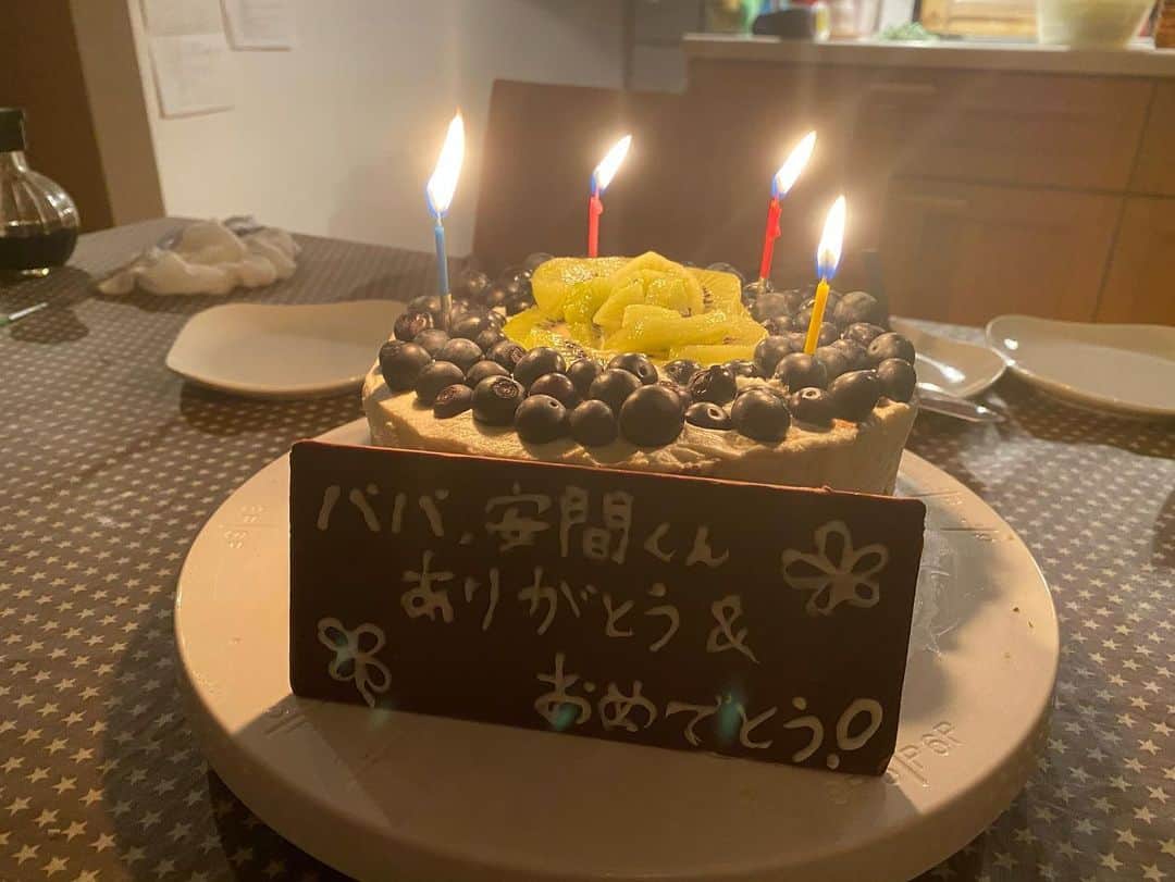 安間佐千さんのインスタグラム写真 - (安間佐千Instagram)「秀さん、独立15周年おめでとうございます🎉先日は心温まるお祝いの時間を過ごさせていただきました。少しばかり、昔の話でも書いてみようと思います。  Congratulations Hide on the 15th anniversary as a personal coach! I spend heart warming celebration time. Let me write about old story.  僕が秀さんにコーチをお願いしたのは上京した18歳の時。当時僕はオーストリアでクライミングのトレーニング科学を学んでいましたが、自分一人でメニューを管理することに苦労していました。まだ現役だった秀さんとは大会で何度かお会いしていました。話をする中で、彼のトレーニングに対する知識や、洞察力、現実的な思考力に魅力を感じ、コーチングをお願いすることにしたのです。僕は思考的かつフラットな人間と思われがちですが、こう見えて楽観的かつ自信家で、気持ちにも波があり、秀さんはそんな僕のバランスを整えてくれたように思います。  We started relationship as a coach and athlete when I was 18 years old. I have learned training science at Austria at that time but I have been facing issue to manage my training menu by myself. I have met him several times at competitions. He had training knowledge, good insight and ability to think realistically. So I asked him to coach me. Many people think I am intellectual and calm person but actually I am more like optimistic , self-confidence and moody person.  And He has balanced me!  写真にある2012年ワールドカップ初戦シャモニー大会で初優勝を飾るまでの4年間は、僕たちにとって忘れられない時間です。触れば火傷しそうな猛烈な日々には数々のブレイクスルーや挫折が詰まっています。  Picture is from World Cup 2012 in Chamonix when I got first win. We spent 4 years until that moment. I reminded many breakthroughs and setbacks. Those days were so intense!  時は過ぎ、僕はコンペを辞めて、いつしかコーチと選手という関係は終わりました。でも、今生の熱い日々を共に過ごした友人という想いには変わりありません！これからも、とことん楽しんでいきましょうね✨  Time has passed, I retired from comps, our relationship as a coach and athlete has finished. But he is definitely my best friend who spent important days together. Let’s enjoy our life Hide from now on🎉  @hide9a2019 #独立15周年記念」8月14日 17時50分 - sachiamma