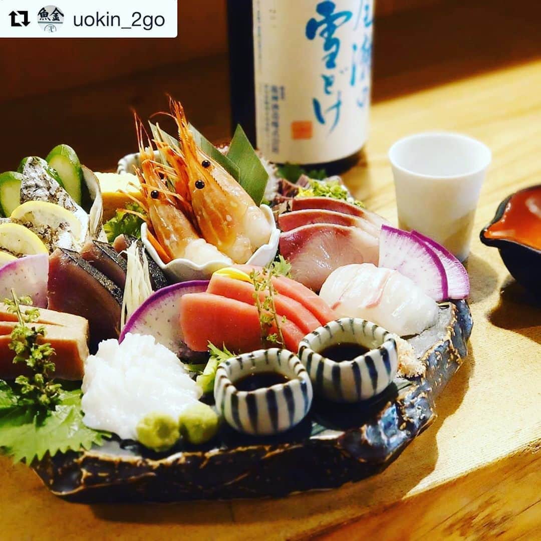 のインスタグラム：「暑い夏、キリッとした冷酒に魚金のお刺身🤤🤤🤤 美味しい物食べてばてそうな身体を元気づけましょう‼️‼️  #uokinstagram#魚金#uokin#刺身#sashimi#sashimilover#japan#sake日本酒#飲酒タグラム#美味しいもの#魚好きな人と繋がりたい#黄金コンビ#レモンサワー#東京グルメ#dinner」