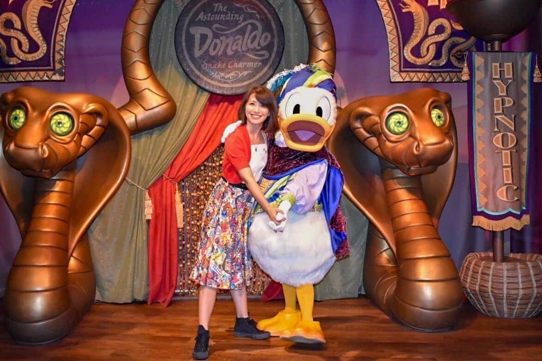 矢部あやのインスタグラム：「201905 WDW 5day めっっっっちゃおきゃわなドナルドだった！ マントで隠れてちゅーされた♡ ・ #WDW #WDW2019 #waltdisneyworld  #magickingdom #charactergreeting」