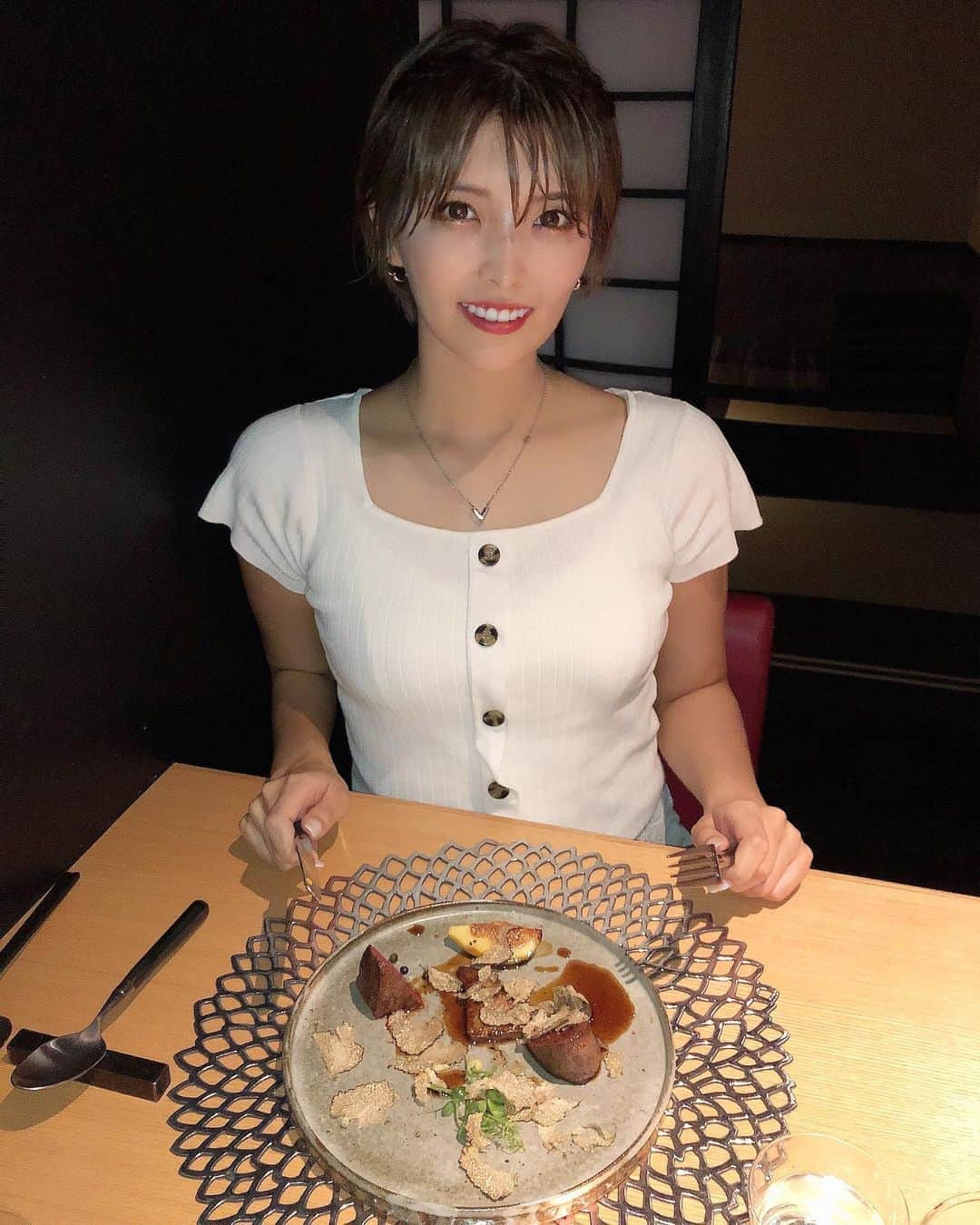 ききまるさんのインスタグラム写真 - (ききまるInstagram)「隠れ家フレンチ❤︎ . . 赤坂見附にあるレストランに行ったよ💓 . .  @ezomaeda . . . 北海道出身のシェフが、 北海道の旬の食材を使ったフレンチは 贅沢すぎる味でした😹❤️ . . メインの鹿のお肉が🦌 ヘルシーで柔らかくて、 脂っぽいお肉が最近苦手な私には、ありがたかったぁあ😭 . . . . 落ち着いていて、 高級感もある、デートにおすすめの最高のお店✨ . . .  ランチは ビスクカレーが大人気らしい🌞 . . .  .  . .【EZO】 東京都港区赤坂3-19-3一ッ木ビル別館4F . .  #EZO #grl #グレイル #赤坂フレンチ #赤坂ezo #隠れ家 #赤坂旬の素材 #赤坂ワイン #赤坂デート #フレンチ　#フレンチレストラン #隠れ家レストラン #隠れ家的なお店 #隠れ家バー #赤坂グルメ #赤坂ランチ」8月14日 17時59分 - kikigram_97