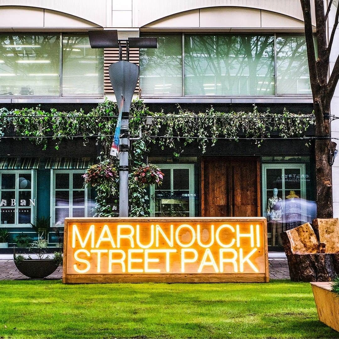 Marunouchi Paperさんのインスタグラム写真 - (Marunouchi PaperInstagram)「【丸の内仲通りでMarunouchi Street Park 開催中】  丸の内仲通りでは、「そうだ！ストリートに出よう！！」をテーマに「Marunouchi Street Park」を実施中。 密集・密閉・密接を避ける新しいライフスタイル＆ワークスタイルを、丸の内仲通りを３つのブロック「Urban Terrae＋」「Cozy Green Park」「Open Air Office」に分けて、開放的な道路空間を提供しています。 皆さま、是非ご活用ください！  開催期間：2020/7/27(月)～9/6(日)  ------------------------------------------------ 詳細は⇒@marunouchi_street_parkよりご覧ください。 ------------------------------------------------  #marunouchi_paper #marunouchi #tokyo #マルノウチペーパー #丸の内 #marupix #東京駅 #オープンテラス #イベント #丸の内仲通り #marunouchistreetpark #丸の内ストリートパーク」8月14日 18時00分 - marunouchi_paper