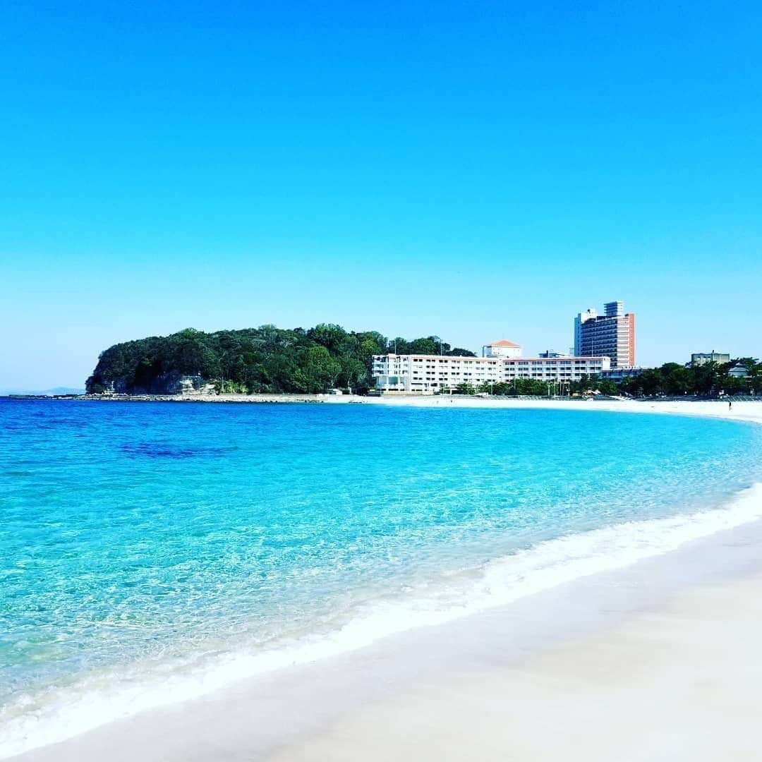 Visit Wakayamaのインスタグラム：「.⠀ On a Friday afternoon, a walk on the beach is just what we needed.⠀ Hope your weekend is off to a good start. ⠀ #shirahamabeach⠀ 📸:@kc.in.nyc」