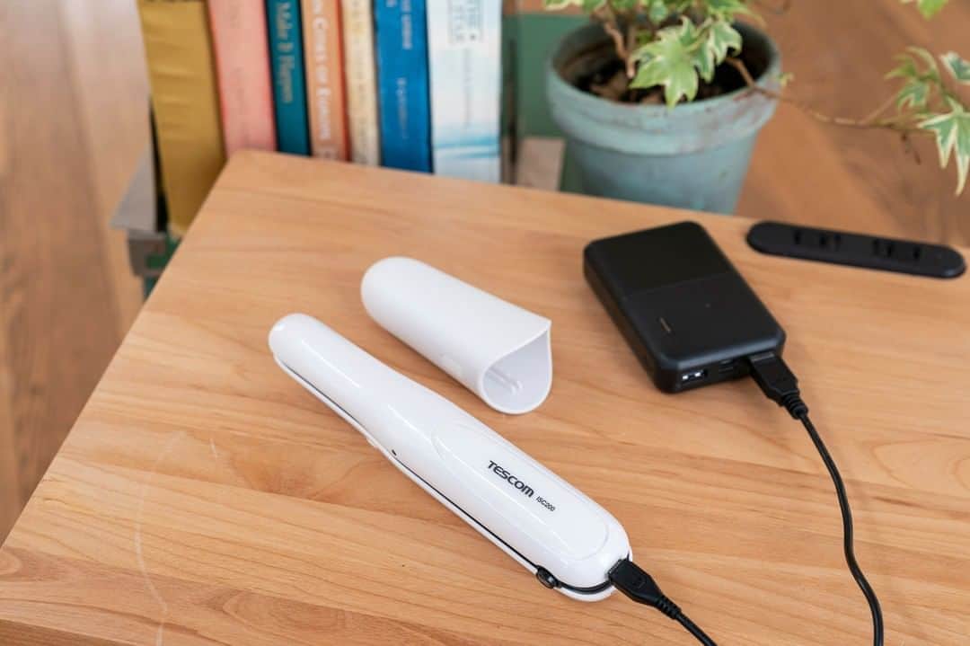 TESCOM テスコムのインスタグラム：「. ＼モバイルバッテリーで充電可能※1／ . 最高温度210℃＆立ち上がり25秒！※2  . スマホ級の軽さとバッグにサッと入れられるコンパクトさ✨ 出先でサッと前髪や後れ毛を直すのにも便利なアイテムです💡 . ※1：最高温度設定時の100℃到達時間 ※2：USB(Aタイプ)対応(本体側microUSB)／充電には電源定格(5V､1A以上)を満足するUSB用ACアダプター・モバイルバッテリーなどを使用して下さい。 . - - - - - - - - - - - - - - - - - - - - - - - - - ●商品名：コードレスヘアーアイロン ●品番　：ISC200 ●カラー：ホワイト／ピンク - - - - - - - - - - - - - - - - - - - - - - - - - @tescom_beauty  . Nobbyに関する情報は@tescom_pro  キッチン家電に関する情報は@tescom_kitchen  にてご紹介中！ . 毎日使うヘアアイテムは #テスコム または #TESCOM で検索してみて下さいね♡ テスコムのInstagramでは、自分らしさを追求したあなたのキレイづくりに役立つ情報を毎週発信しています！ . #ヘアスタイル #お気に入り #前髪 #ヘアケア #美髪 #便利 #ストレートヘア #前髪アレンジ #ヘアアイロン #ストレートアイロン #暮らしをたのしむ #美容家電 #モバイルバッテリー #便利アイテム #ナチュラルストレート #髪質 #美容グッズ #サラツヤ #持ち運び #時短ヘア #持ち運び便利 #ヘアアイテム #ヘアケアアイテム #オシャレ家電 #うねり髪 #ストレーター #コードレスヘアアイロン #コードレスアイロン」