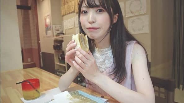 白井佑奈さんのインスタグラム写真 - (白井佑奈Instagram)「🦄1番最後は食べる動画🦄 . YouTubeにもアップしました！プロフィールのリンクから見てね💕 . . #しゃぶしゃぶと島豚料理みなみ  . 👑沖縄キビまる豚のミルフィーユカツサンド👑 . . ＊ミルフィーユカツサンド(¥1300) . . テッカテカに輝く沖縄のブランド豚の『キビまる豚』の肉汁✨🐷 . カツサンドが大きくて、大口でパクリ😋💕 . . 噛んだ瞬間、甘〜い肉汁が溢れ出てきてめちゃめちゃ美味しい😳❤️ . 口の中が肉汁でいっぱいで、手首まで滴っちゃった(笑) . . マスタードとソースのバランスもキビまる豚とピッタリで…幸福感が半端ない🤤✨ . . . ＊＊＊＊＊＊＊＊＊＊ しゃぶしゃぶと島豚料理 みなみ @shabushabuminami  098-943-2729 11:30~14:30(L.O14:00) 17:00~22:00(L.O21:00) 〒900-0033 沖縄県那覇市久米2-11-4 久米ガーデンビル 1F ＊＊＊＊＊＊＊＊＊＊ . プロフィールリンクはこちら👉 @yuna_smile0130  . . . #しゃぶしゃぶ  #shabushabu #sandwich #豚しゃぶ #カツサンド #かつサンド #サンドイッチ #裏メニュー #沖縄旅行 #沖縄観光 #沖縄 #沖縄グルメ #沖縄カフェ #キビまる豚 #沖縄焼き鳥 #沖縄肉 #肉好きな人と繋がりたい #肉汁 #飲食店応援 #グルメ好きな人と繋がりたい #グルメスタグラム #グルメ女子 #肉好き女子 #フードスタグラム #動画編集 #okinawa #fff #japanesegourmet #japanesegirl」8月14日 18時01分 - yuna_smile0130