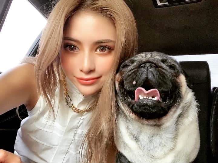KIKOのインスタグラム：「明日からお盆休み🐶💕  そして久しぶりの投稿🚘🎈🌺  お休み期間沢山お出かけしよ😆✨」