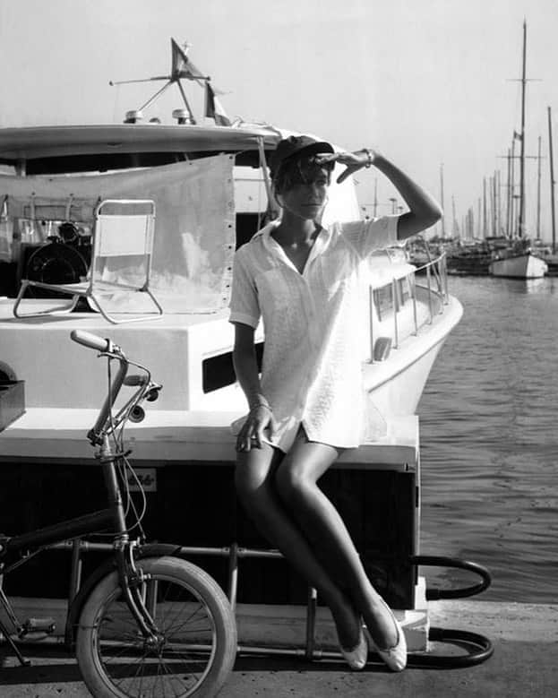 Vogue Parisさんのインスタグラム写真 - (Vogue ParisInstagram)「With her crisp white shirt, hair tucked into her hat and ballerina pumps, this vintage shot of Françoise Hardy in Cannes in 1967 is our summer inspiration today #FrancoiseHardy」8月14日 18時08分 - voguefrance