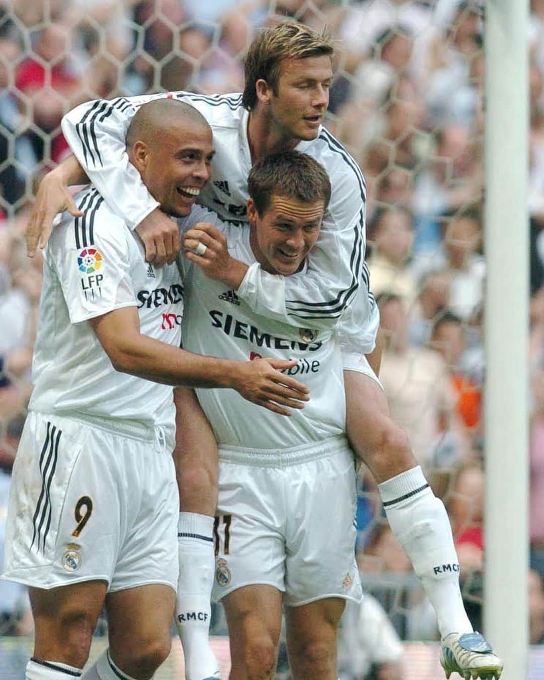 LFPさんのインスタグラム写真 - (LFPInstagram)「#OnThisDay, back in 2004, @themichaelowen was unveiled as a new @realmadrid player! 🌟 • #TalDiaComoHoy, en 2004, ¡Owen era presentado como jugador del Real Madrid! 🌟 • #Owen #RealMadrid #LaLiga #LaLigaSantander」8月14日 18時08分 - laliga