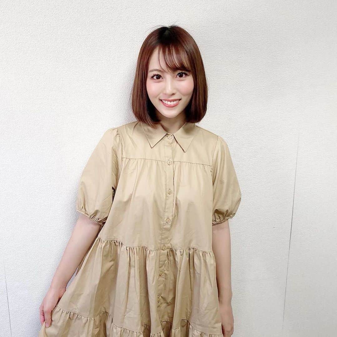のインスタグラム：「毎日暑すぎて私は完全にバテててますが皆さんは大丈夫ですかー？🍉💦少し歩いただけでボーッとしてしまう暑さ😭祖父母が体を壊してないか勝手に心配でたくさん電話をかけてしまいます🍧（笑） . タートピッ！の収録で着たワンピースがひらひら広がるので無駄に動いてしまいました😚 土日も暑さに負けず楽しく過ごしましょー！ . #タートピッ#競馬#馬#猛暑#夏 #ワンピース#zara」