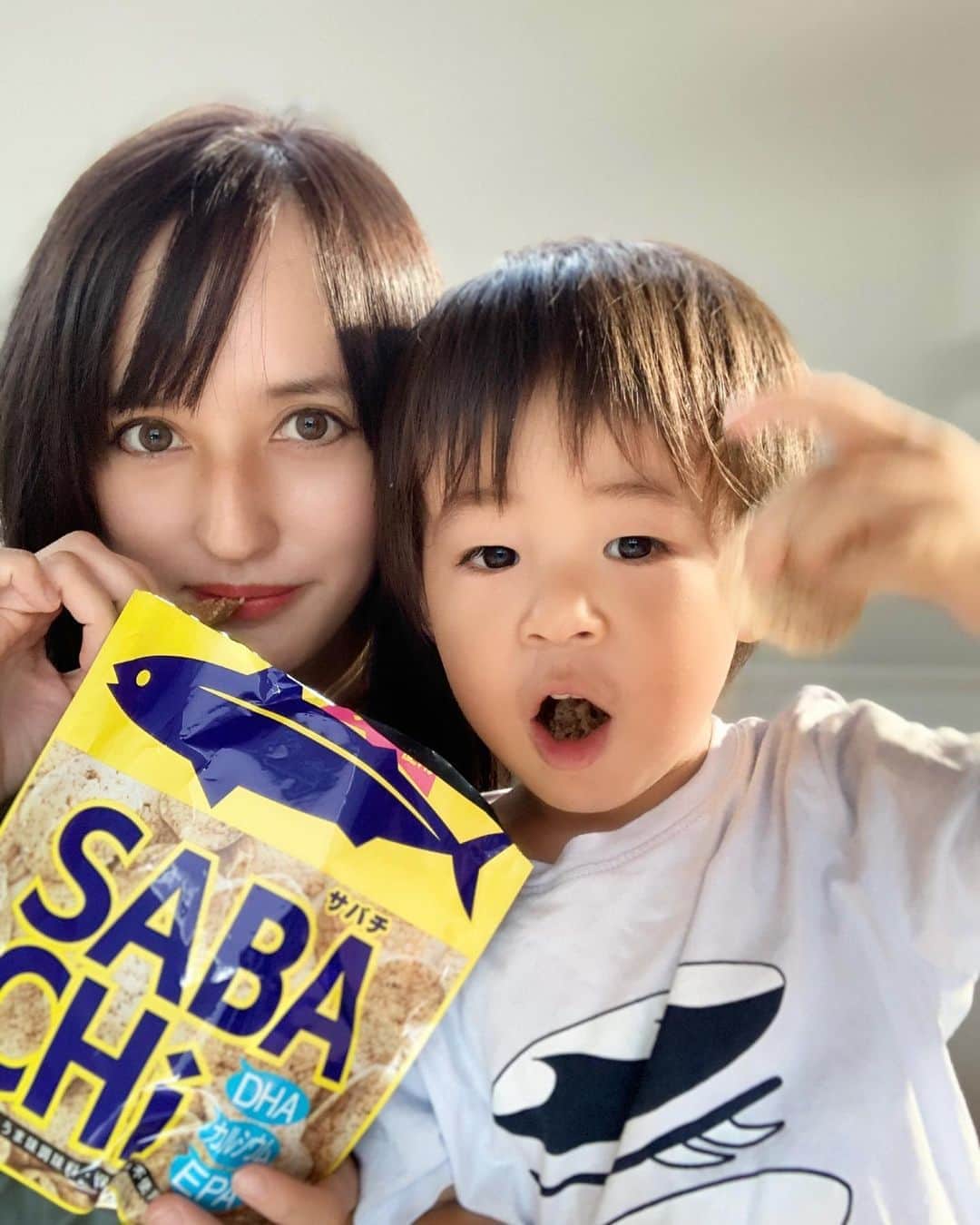 のインスタグラム：「おやつターイム🐟♪  息子君#偏食　過ぎるので、オヤツは少しでも栄養を摂れるものを笑  最近テレビでも特集されていた 人気のお菓子#サバチ　🐟！  サバ70%配合らしい😳 だけど凄く食べやすいお味のチップス🐟 魚あんまり食べてくれないけど これは食べてくれる🤣　 美味しくてどんどん進んじゃう😆  脳の成長に良い#DHA が豊富なのが嬉しい✨ #食品添加物無添加　なので 本当子供にぴったりのお菓子😌🐟  #サバチ #受験生の母 #無添加 #ファミマ #セブンイレブン#PR#身体にいいおやつ#ダイエットおやつ#sabachi#おやつの時間 #epa」