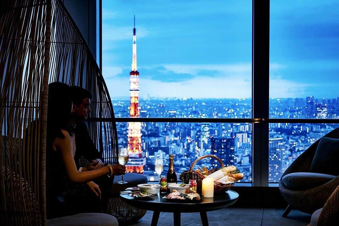 Andaz Tokyo アンダーズ 東京さんのインスタグラム写真 - (Andaz Tokyo アンダーズ 東京Instagram)「地上約250mに位置するルーフトップ テラスでナイトピクニックをお楽しみいただける、アンダーズ 東京ならではの宿泊プラン「ステーケーションプラン」。🌙⠀ 夜風が心地よく開放感溢れる屋外テラスでお料理、シャンパンと共に東京タワーが一望できる高層階からの絶景をぜひご堪能ください。🥂🧀🥖⠀ https://bit.ly/2E1zXq0⠀ ⠀ Enjoy a luxurious evening picnic as part of your #staycation experience at @andaztokyo 🌙 ⠀ Set at the 52nd floor Rooftop Terrace, take in sparkling night views as you sip champagne and savor bites from the Chef's gourmet picnic basket 🍾🧺🍖 See the link below to reserve your stay:⠀ https://bit.ly/3iFXhsl⠀ ⠀ #ステイケーション #東京ステイケーション⠀ #東京ホテル #andaztokyo #アンダーズ東京 #夜景 #テラス #ピクニック」8月14日 18時16分 - andaztokyo