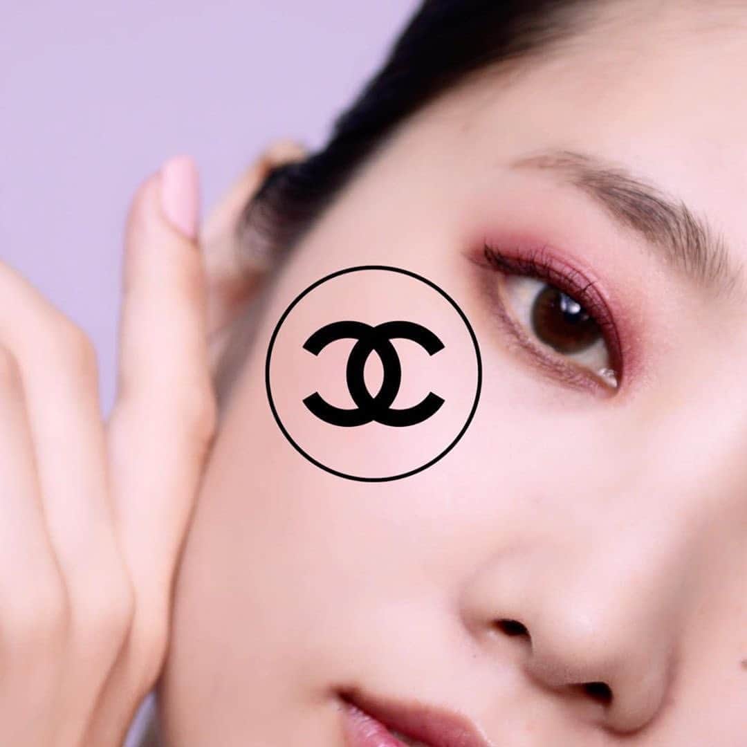 飯島望未のインスタグラム：「Posted @withregram • @daichi__nakagawa . CHANEL CANDEUR ET EXPÉRIENCE : ACTE Ⅱ FALL - WINTER 2020 COLLECTION 【SMOKEY】  @chanel.beauty   @nozo0806  @atsushikokawa  @shucohair   #direction #edit  @daichi__nakagawa   #chanel  #chanelmakeup  #beauty #movie  #mediacomposer  #davinciresolve #レキャトルオンブル」