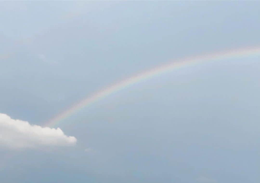 末永百合恵さんのインスタグラム写真 - (末永百合恵Instagram)「昨日は、雨上がりにふと空見上げたら虹がかかっていて、今年いちばんなくらい嬉しい気持ちになった！  わーい！  最初の方は二つ虹が出ていて、時間が経つにつれ変わっていく色の濃度も、神秘的で綺麗だった。  前の日には流れ星も見られたし、自然の美しさを発見できる日常はとても幸せだな、と改めて思う今日この頃。  #雨上がり#空#虹#雲#綺麗#見るのは#久しぶり#今年一番#感動した#虹の麓#どこにあるのかな#不思議#追いかけて#くぐりたい#ペルセウス座流星群#流れ星#月#金星#aftertherain#rainbow#sky#beautiful#shootingstar#persaidsmeteorshower#moon#star#wish#nature#healing」8月14日 18時17分 - yurie__suenaga